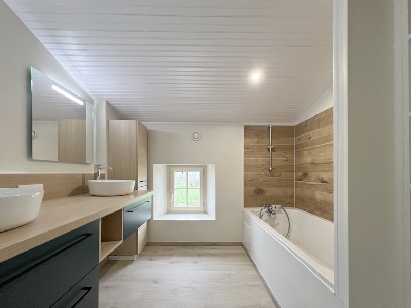 Salle de bains blanche et bois lumineuse à Crevin | Raison Home